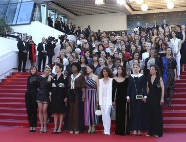 Συμβολική πορεία γυναικών της τέχνης στις Κάννες για τη μισθολογική ισότητα (φωτό)